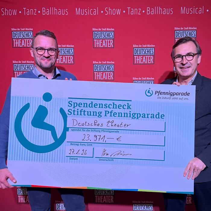 Spenden-Scheckübergabe zwischen der Pfennigparade und dem Deutschen Theater