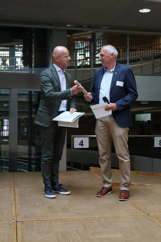 Dr. Bodo de Vries übergibt einen Preis an Herrn Ernst-Albrecht von Moreau