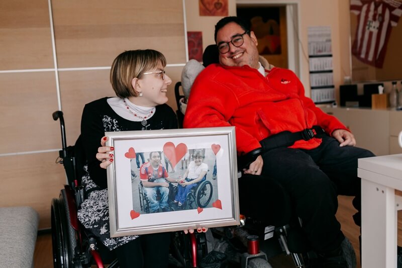 Therese und Yasar in ihrer Wohnung der Pfennigparade