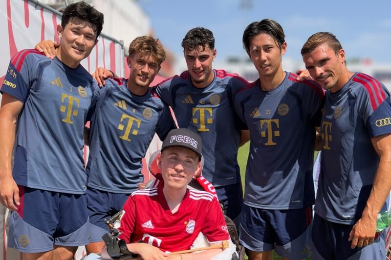 Mehrere Spieler des FC Bayern Münchens um Danny