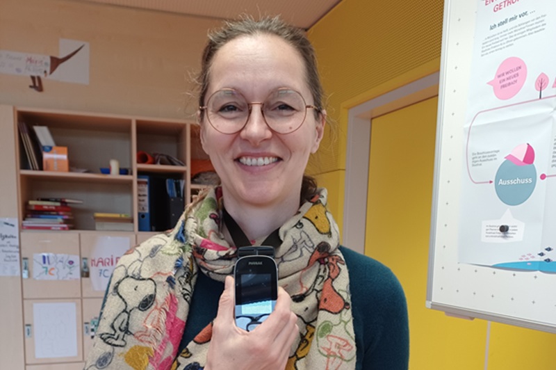 Person mit Sprechanlage