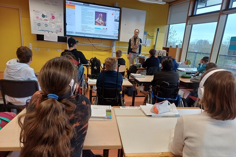 Unterrichtssituation mit Lehrerin und Schüler*innen