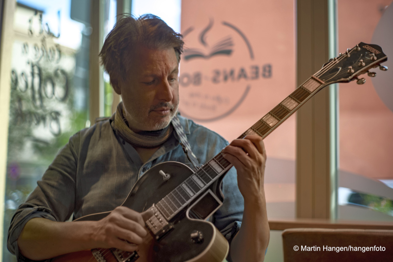 Boris Ruge spielt Gitarre